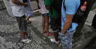 Grupos de adolescentes chegaram a ir ao local, mas foram embora ao ver a rua fechada(foto: Tulio Santos/EM/D.A Press)