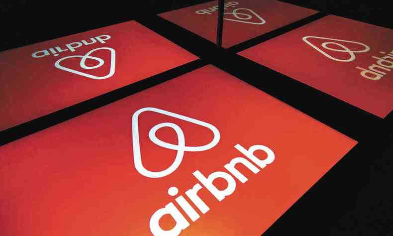 Esta foto de arquivo tirada em 22 de novembro de 2019 mostra uma ilustrao do logotipo da plataforma de hospedagem online Airbnb exibida em um tablet em Paris