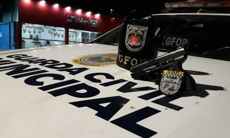 A r�plica da pistola que estava em poder do ladr�o(foto: Guarda Civil Municipal/Divulga��o)