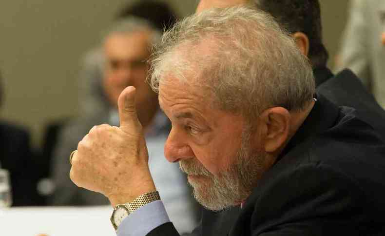 Lula faz sinal de ok com a mão