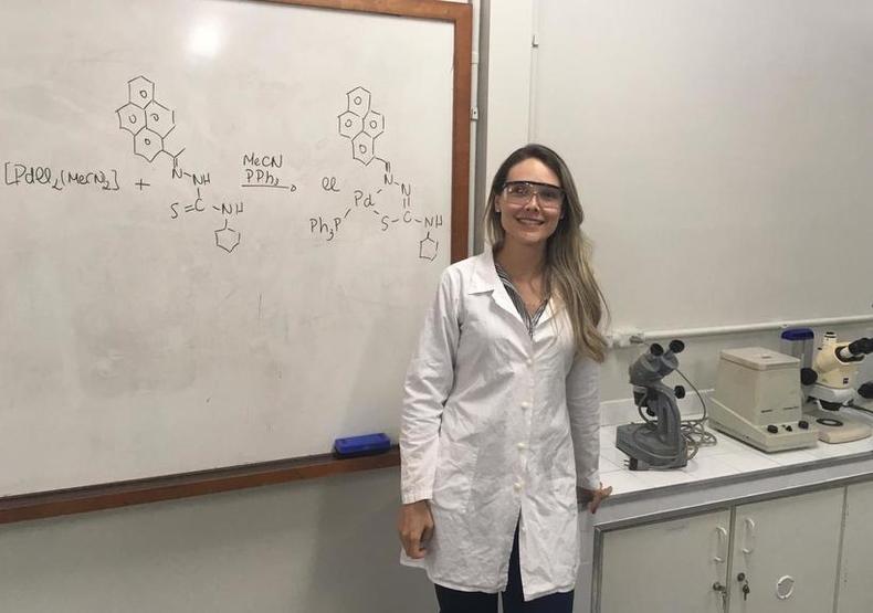 Carolina Oliveira, professora do Instituto de Química da Universidade Federal de Uberlândia (UFU). Pesquisadora mineira descobriu composto capaz de vencer células de tumor ovariano resistentes ao tratamento convencional, com menos efeito colaterais(foto: Arquivo pessoal) Carolina Oliveira, professora do Instituto de Química da Universidade Federal de Uberlândia (UFU). Pesquisadora mineira descobriu composto capaz de vencer células de tumor ovariano resistentes ao tratamento convencional, com menos efeito colaterais(foto: Arquivo pessoal)
