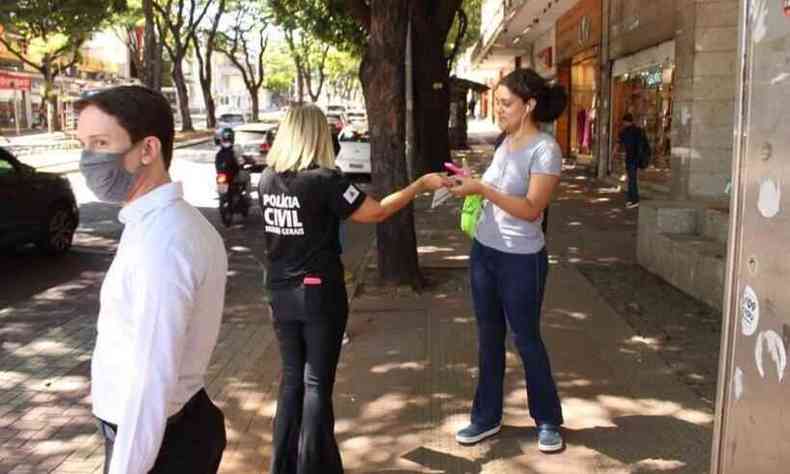 Policial Civil entrega panfleto  pedestre