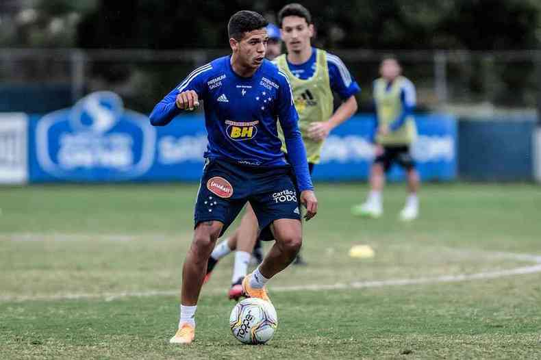 Para o volante Jdsom, mesmo com chances reduzidas o grupo celeste vai em busca dos pontos para sonhar com o acesso(foto: GUSTAVO ALEIXO/CRUZEIRO %u2013 6/9/20)