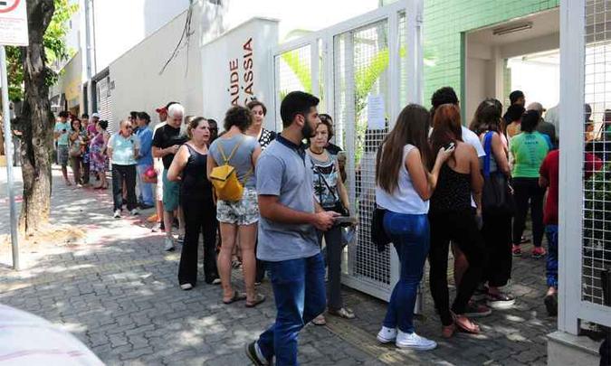 Fila para vacinação em Belo Horizonte: região metropolitana da capital tem quase metade dos diagnósticos confirmados, com 26 quadros fatais. Cobertura preocupa em 321 cidades mineiras (foto: Gladyston Rodrigues/EM/DA Press) Fila para vacinação em Belo Horizonte: região metropolitana da capital tem quase metade dos diagnósticos confirmados, com 26 quadros fatais. Cobertura preocupa em 321 cidades mineiras (foto: Gladyston Rodrigues/EM/DA Press)