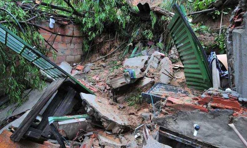 Deslizamento destruiu resid�ncia e matou mulher de 57 anos no Conjunto Paulo VI, Nordeste da cidade(foto: Marcos Vieira/EM/D.A PRESS)