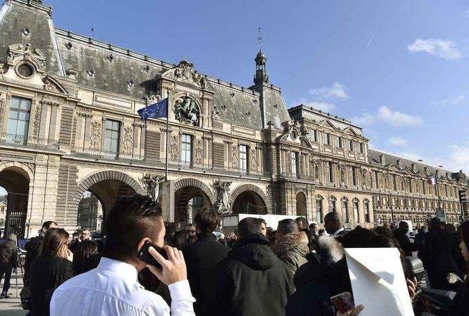 Visitantes foram retirados do museu e ruas na área foram isoladas(foto: ALAIN JOCARD / AFP) Visitantes foram retirados do museu e ruas na área foram isoladas(foto: ALAIN JOCARD / AFP)