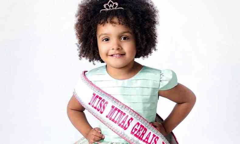 Duda posando com a faixa de Miss Minas Gerais Kids