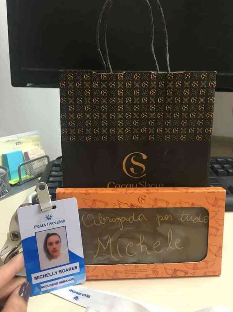 Chocolate recebido pela analista de recursos humanos Michelly Soares em agradecimento