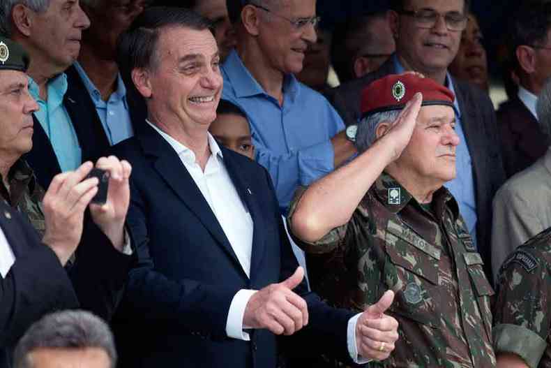 Jair Bolsonaro participou da cerimnia de aniversrio dos 73 anos da Brigada de Infantaria Paraquedista na Vila Militar, em Deodoro, na Zona Oeste do Rio de Janeiro (foto: FERNANDO SOUZA/AFP)