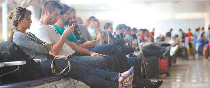 Enquanto alguns passageiros estavam retidos desde a sexta-feira no terminal da Grande BH, equipamento que orienta os pilotos para pousos em situaes de pouca visibilidade vinha sendo ligado apenas  noite(foto: LEANDRO COURI/EM/D.A PRESS)