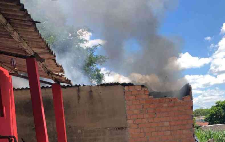 Incndio atingiu moradia no Bairro Angola, em Betim(foto: Corpo de Bombeiros/Divulgao)