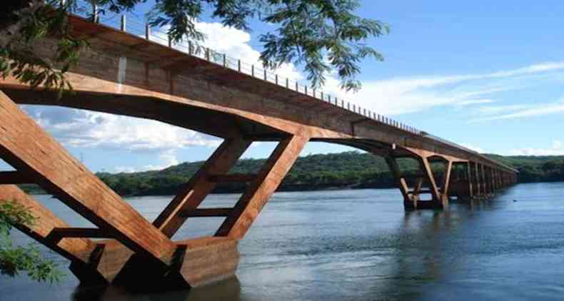 Segundo testemunhas, vtima sumiu nas guas do Rio Grande aps fazer seu segundo salto da ponte(foto: Jornal Pontal (Frutal)/Divulgao)
