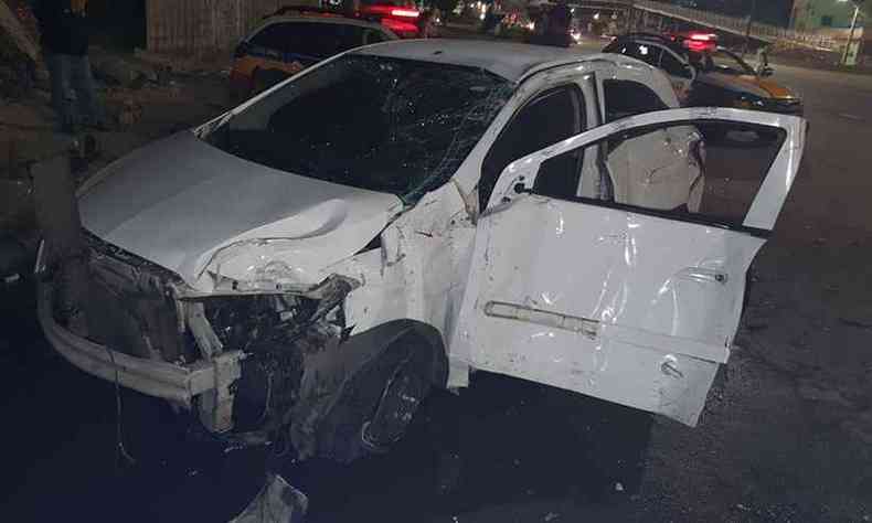 Carro da vtima foi bastante danificado na coliso(foto: Polcia Militar Rodoviria/Divulgao)