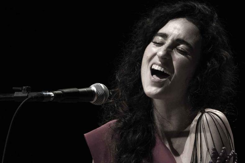 Close no rosto da cantora Laura ao microfone