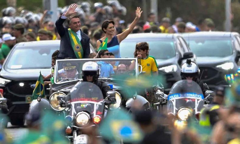 O presidente brasileiro Jair Bolsonaro (E) e a primeira-dama Michelle Bolsonaro acenam durante um desfile militar para marcar os 200 anos da independncia do Brasil em Braslia, em 7 de setembro de 2022