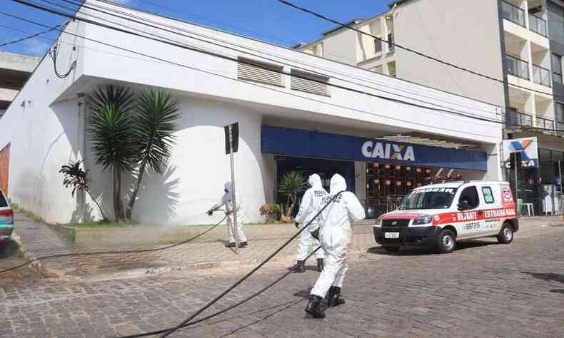 Ao de combate ao coronavrus, como a desinfeco de ruas do Centro,  feita em Santa Brbara desde o incio da pandemia(foto: Prefeitura Santa Brbara/Divulgao)