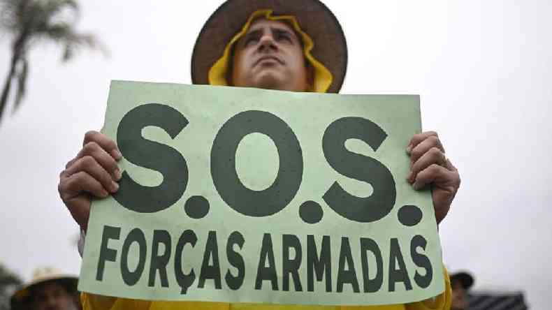 Apoiador de Bolsonaro em protesto contra o resultado das eleies em Braslia, em 15 de novembro de 2022