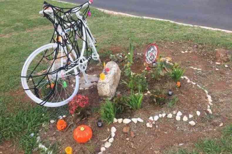 A bicicleta de Raul, a Dory, ganhou pintura branca e, colocada no local do acidente, est sempre decorada: memria viva(foto: Arquivo pessoal)