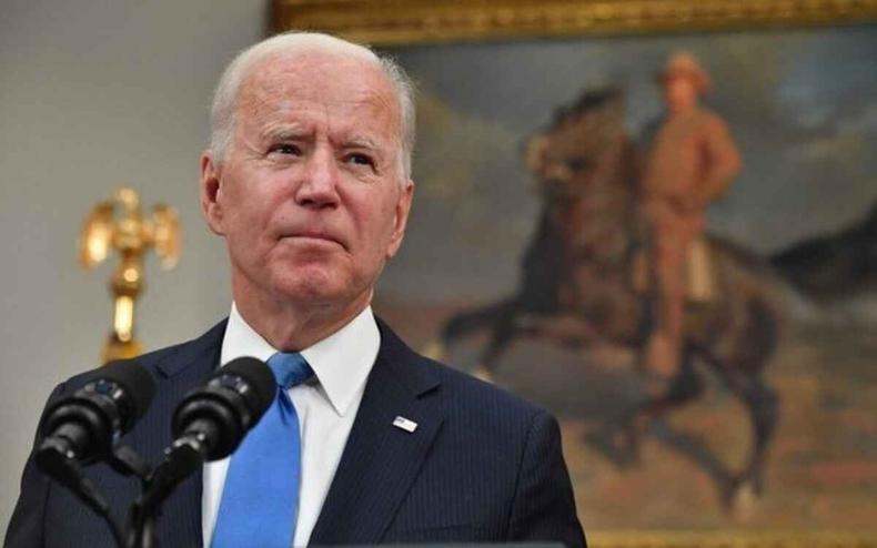 Biden fala em microfone