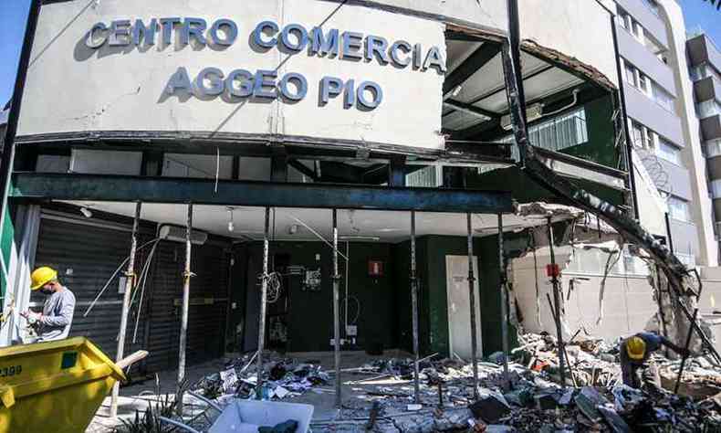 Fachada do Centro Comercial Aggeo Pio foi destruda na batida(foto: Leandro Couri/EM/DA Press)