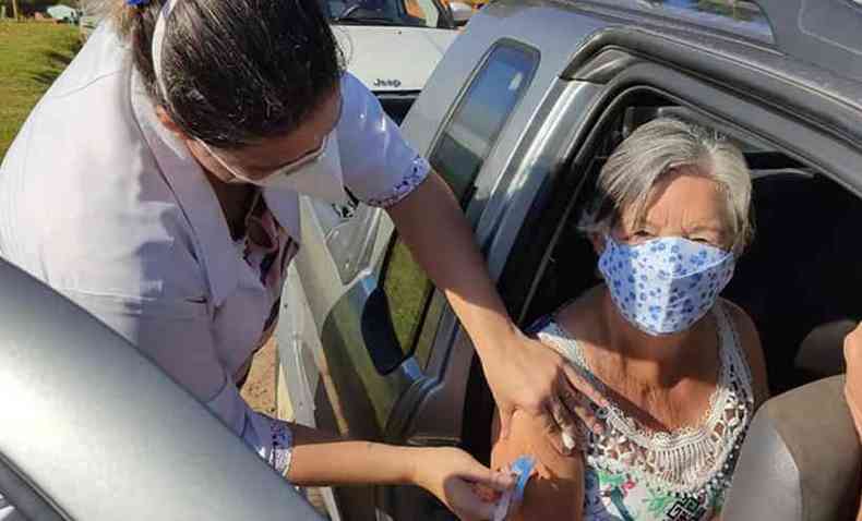 A vacinao contra a COVID-19 prossegue em Santa Brbara do Leste(foto: Reproduo/Facebook/Prefeitura de Santa Brbara do Leste)