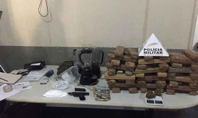 Drogas e armas foram apreendidas durante a operação(foto: Polícia Militar (PM) / Divulgação) Drogas e armas foram apreendidas durante a operação(foto: Polícia Militar (PM) / Divulgação)