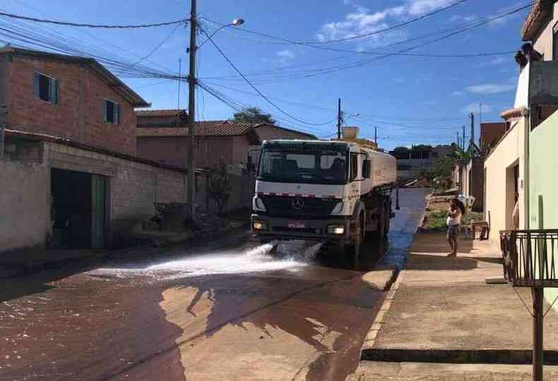Caminho fazendo higienizao de ruas durante pandemia da COVID-19 (foto: Prefeitura Municipal de Mrio Campos/Divulgao )