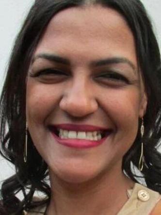 Close da professora sorrindo 