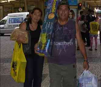 Carlota dos Anjos e Roberto Carvalho: sacolas plsticas so apenas para compras de ltima hora(foto: MARIA TEREZA CORREIA/ EM/ D.A PRESS)