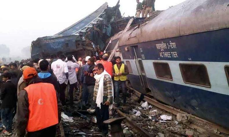 Equipes de resgate buscam por sobreviventes neste domingo ap�s descarrilamento de trem na �ndia(foto: AFP)