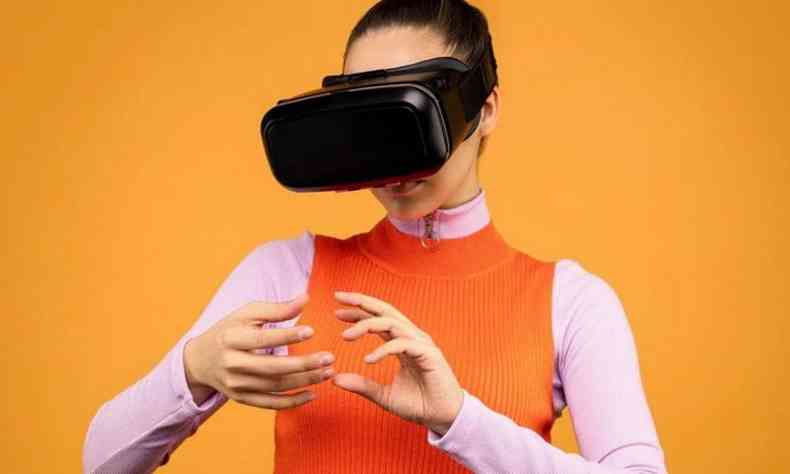 Foto de uma mulher utilizando um dispositivo de realidade aumentada