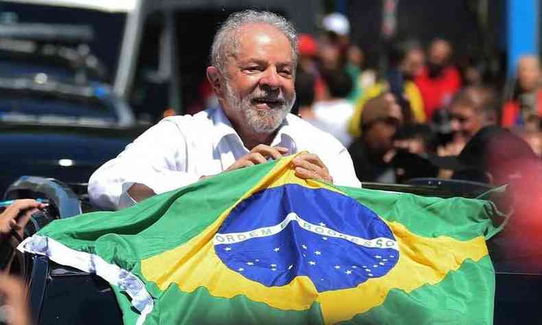 Lula (PT) com a bandeira do Brasil