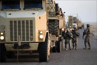 Um dos �ltimos comboios de soldados americanos a deixar o Iraque: desenvolvimento de armas ampliou a capacidade de exterm�nio do homem(foto: Lucas Jackson/Reuters - 18/12/11)