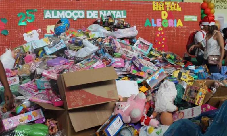 Na foto, brinquedos arrecadados no Almoo de Natal dos Restaurantes Populares, em 2019