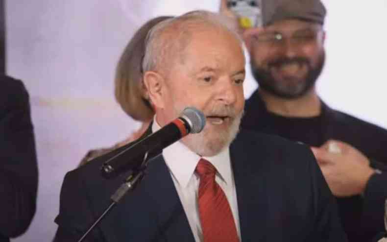 Lula fala em microfone