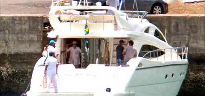 A presidente aproveitou o ltimo dia de folga para passear com a famlia na lancha Amaznica, da Marinha, na Bahia de Todos os Santos (foto: Ed Ferreira/Estado Contedo)