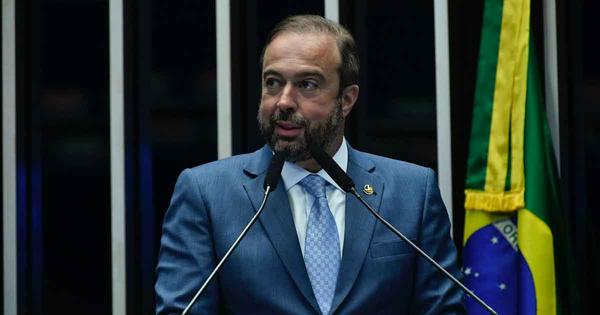 Silveira assume mandato de anastasia, que vira ministro do tcu hoje