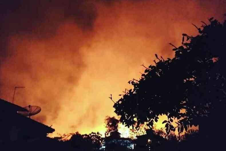 Incndio atinge mata na Vila dos Oficiais da Aeronutica, em Lagoa Santa(foto: Cristiane Coelho Lelis)