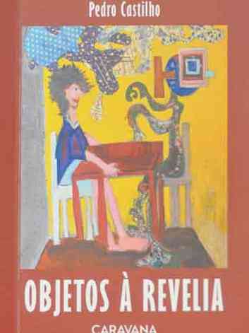 Capa do livro Objetos  revelia traz a ilustrao de homem jovem sentado  mesa olhando para criatura imaginria