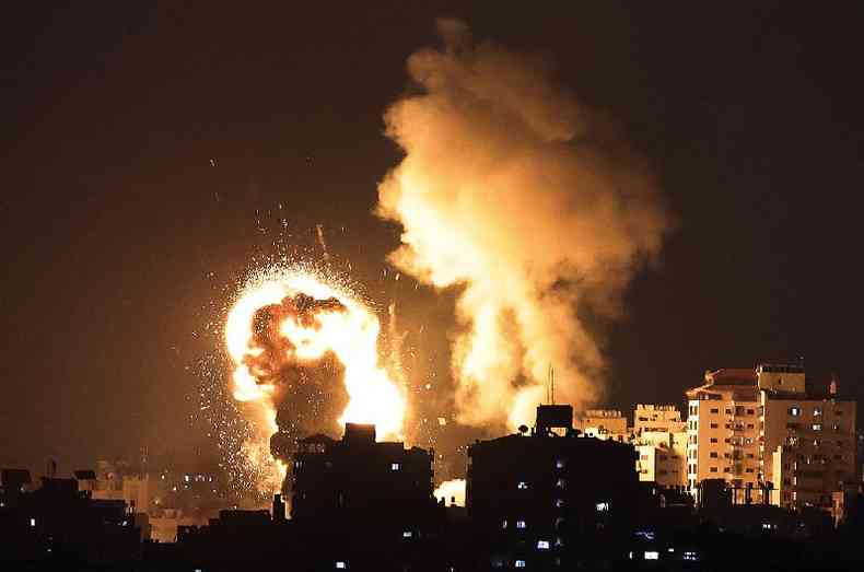 Foto noturna de um ataque areo israelense na faixa de Gaza, em 10 de maio de 2021