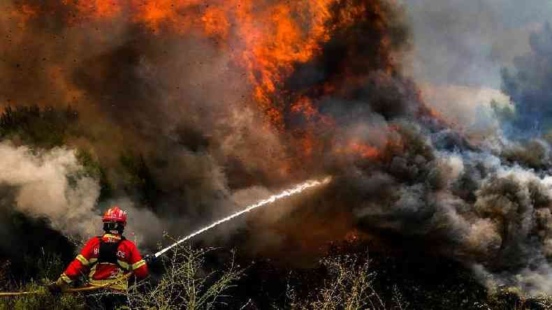 Bombeiro lutando contra o fogo em Baiãoo, Portugal, 15 de julho de 2022