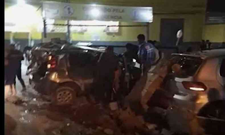 Na noite de sexta-feira, caminho invadiu ruas de Santa Luzia provocando a destruio de carros e muros