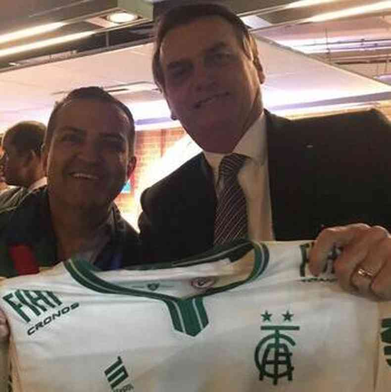Em 2019, Bolsonaro ganhou camisa do Amrica em visita a BH