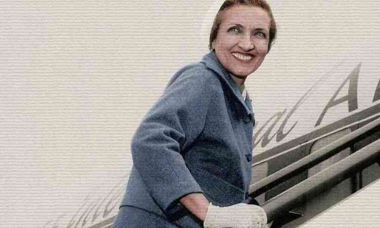 Cecilia Meireles sorri enquanto sobe escada de avio