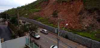 Desmoronamento de terra  ameaa crescente na Rua Patagnia, no Sion, na Regio Centro-Sul(foto: MARCOS MICHELIN/EM/D.A PRESS)