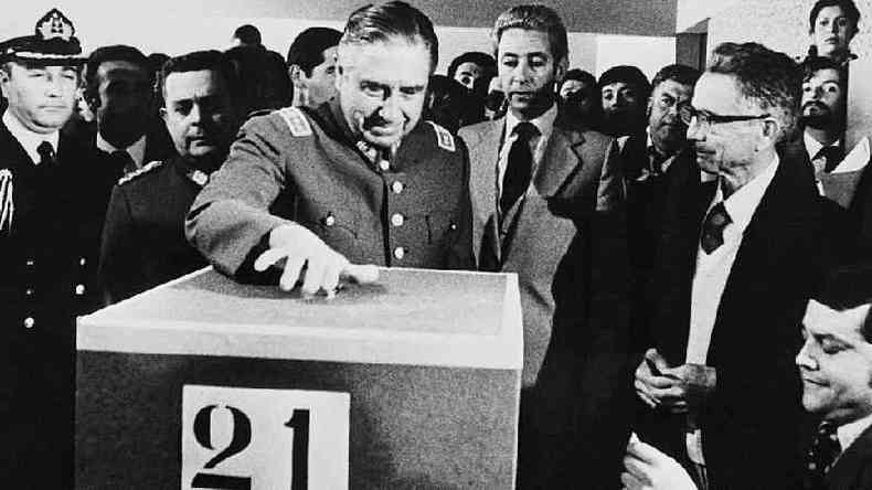 General Pinochet vota durante o referendo para aprovar a Constituio de 1980(foto: Getty Images)