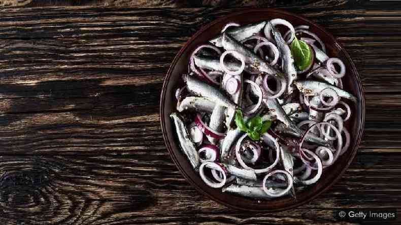 Uma vez que peixes oleosos como anchovas tm um nvel relativamente alto de toxinas conhecidas como PCBs, mulheres grvidas no devem comer mais do que duas pores por semana(foto: Getty Images)