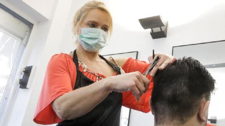 Nos sal�es de beleza, funcion�rios t�m que usar m�scaras(foto: Getty Images)