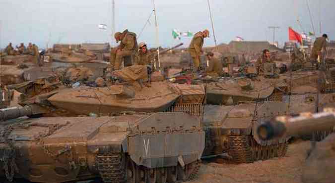 Batalho de tanques israelenses aguarda ordem para ofensiva, na fronteira com a faixa de Gaza(foto: AFP PHOTO/MENAHEM KAHANA )