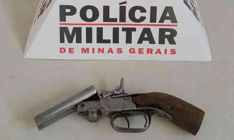PM apreendeu arma usada pelo pai da menina na troca de tiros(foto: Polcia Militar/Divulgao)